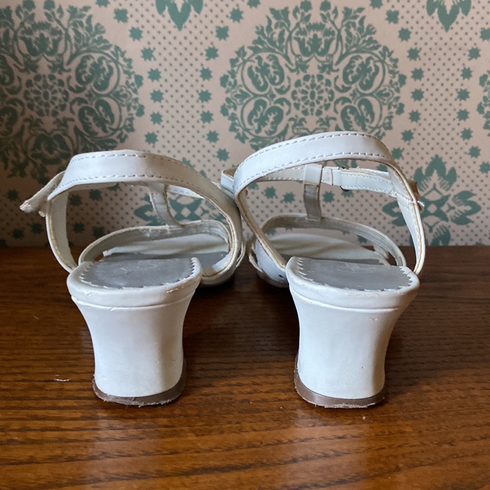 White sandal dress shoes, Size 1 ๐ท - Picture 7 of 8